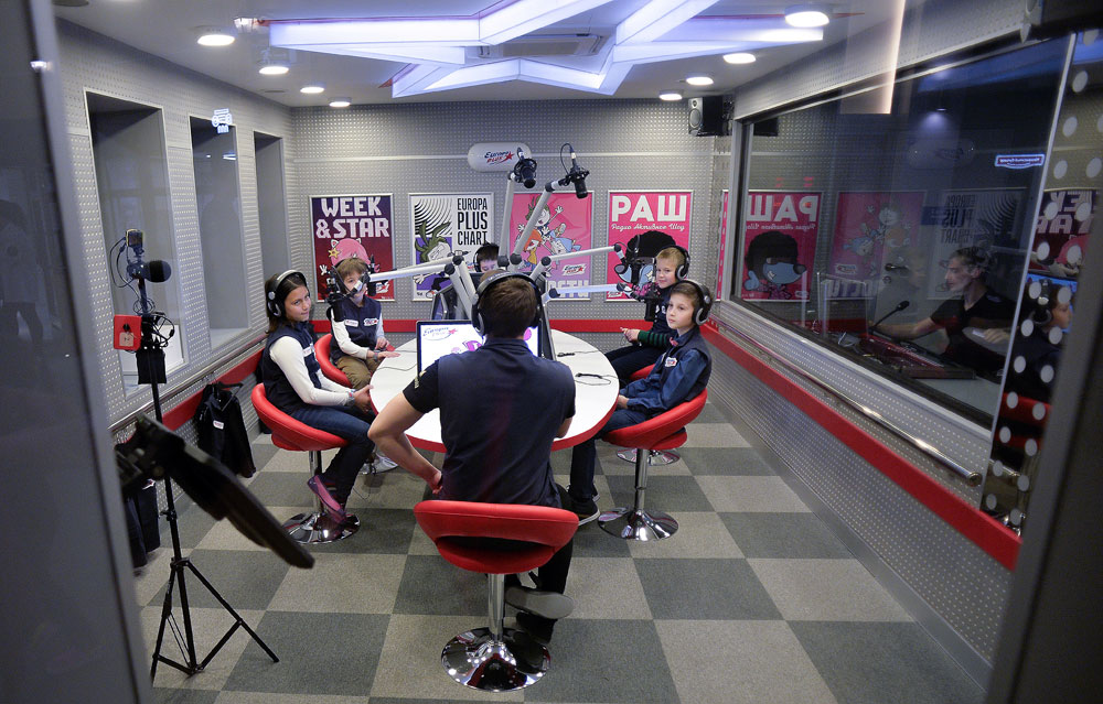 Children and radio station associate at the broadcasting room in the Kidzania game training park in Moscow. Foto: Vladimir Astapkovich / RIA Novosti