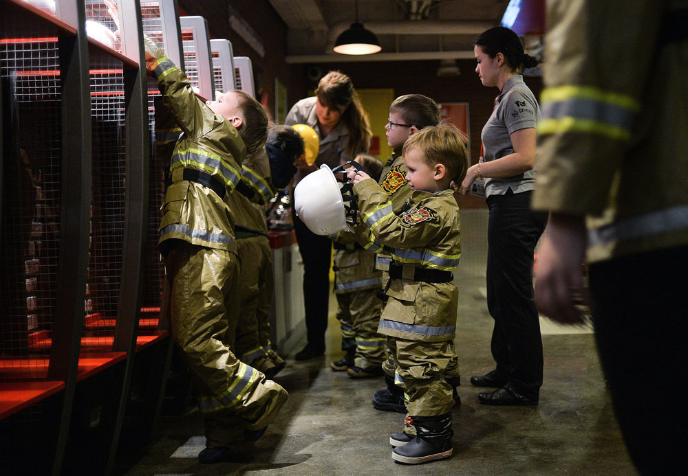 Children learning fire-extinguishing skills at the fireman area of the Kidzania game training park in Moscow. Foto: Vladimir Astapkovich / RIA Novosti