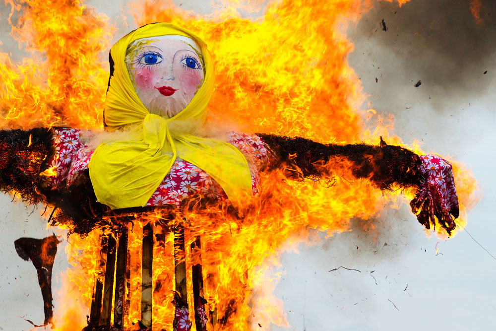 Setting Maslenitsa scarecrow on fire means the winter's end. Source: Lori / Legion-Media