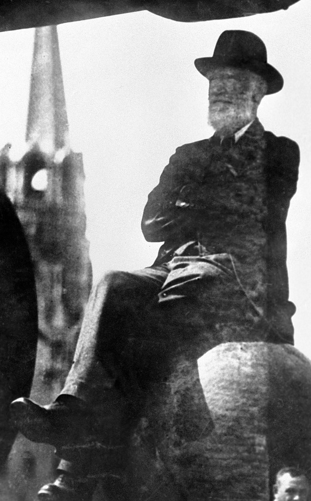 Bernard Shaw sitting on a cannonball of the Kremlin's Tsar Cannon. Source: RIA Novosti