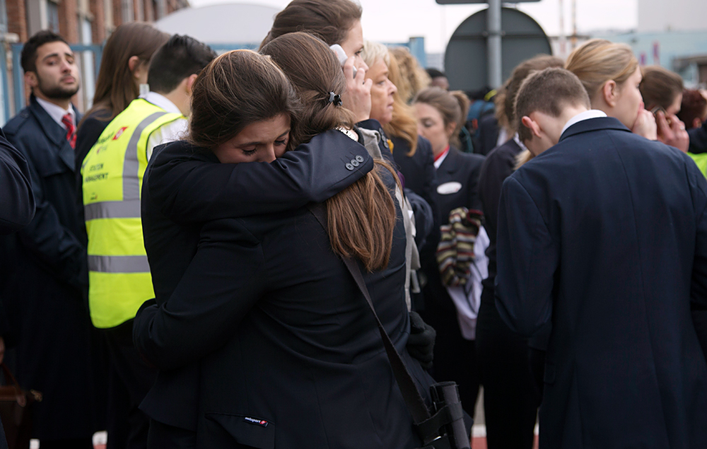 Passeggeri evacuati dall’aeroporto Zaventem di Bruxelles, colpito dagli attacchi terroristici. 