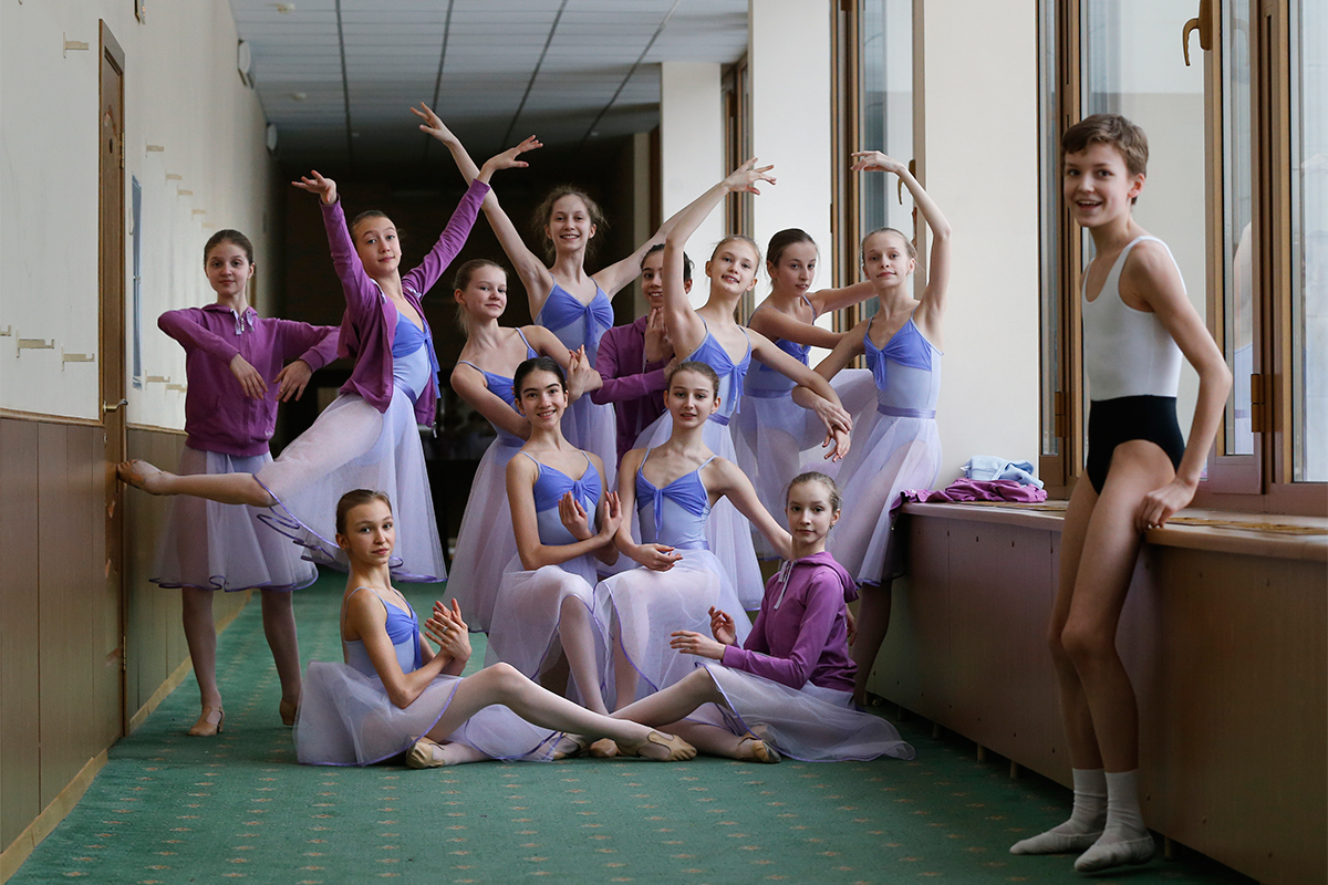 La vie stressante du danseur de ballet commence avec son admission dans une école. Les enfants doivent passer un examen d’entrée rigoureux où leur santé, leur carrure, leur souplesse, leur coordination et leur posture sont vérifiées, sans oublier leur musicalité et leur capacité à mouvoir leurs pieds. 