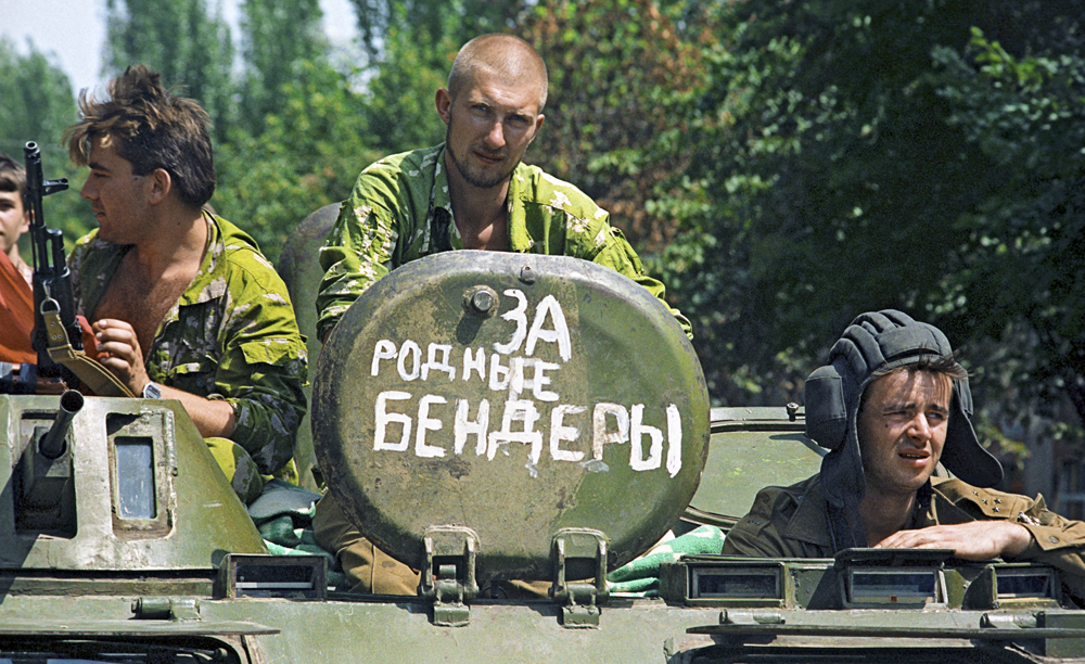 Les membres de la milice nationale de Bendery (ville qui n'appartenait pas à la Transnistrie, mais etait contrôlée par les russophones) patrouillent la route. Source : I. Zenine / RIA Novosti