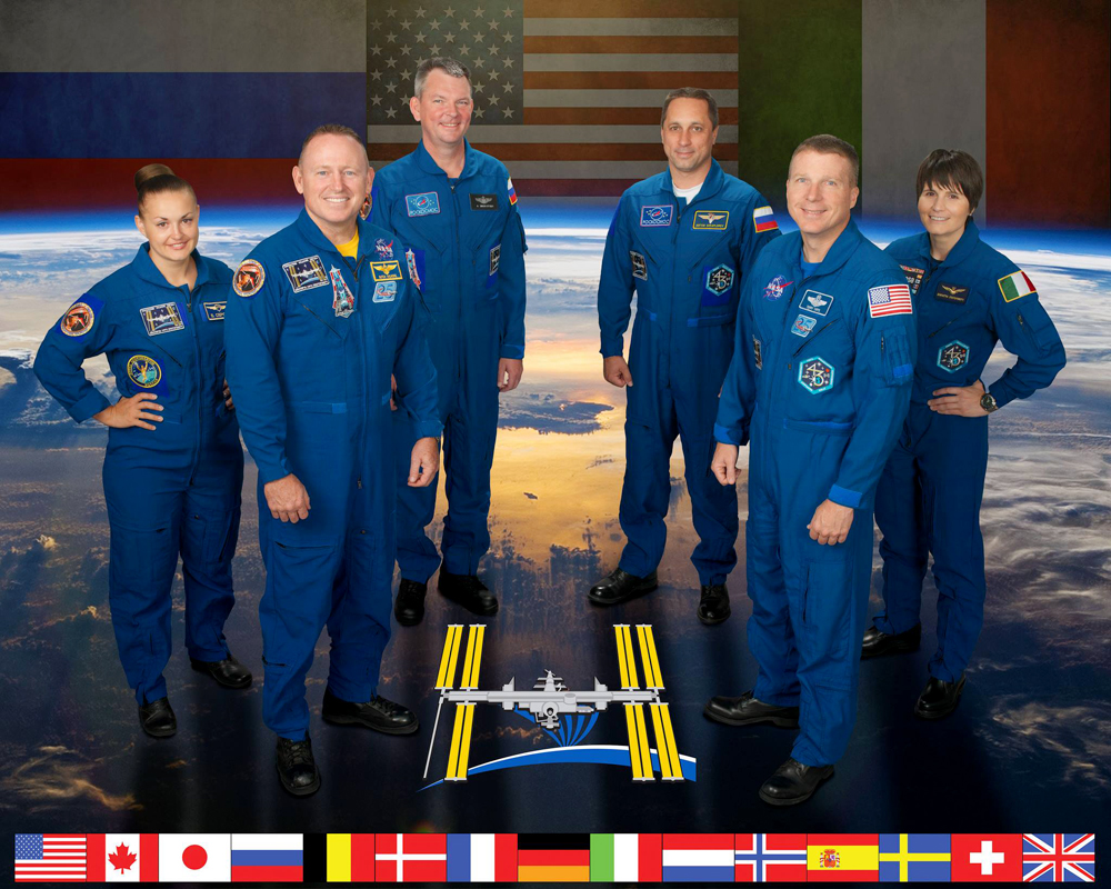 42. експедиција на Међународну свемирску станицу. Слева на десно: Јелена Серова, Бери Вилмор (НАСА), Александар Самоукутјајев, Антон Шкаплеров, Тери Виртс (НАСА) и Саманта Кристофорети (ЕСА).