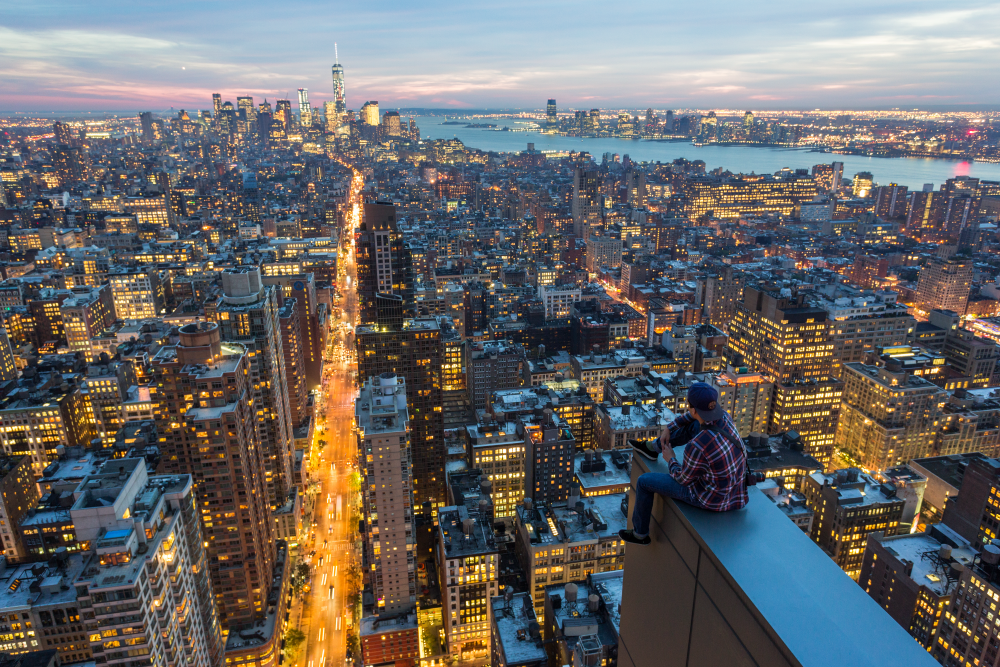 Sul bordo di un grattacielo di Manhattan, New York