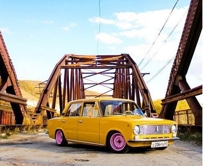 Fotos no Instagram revelam paixão de russos pelo Lada clássico width=