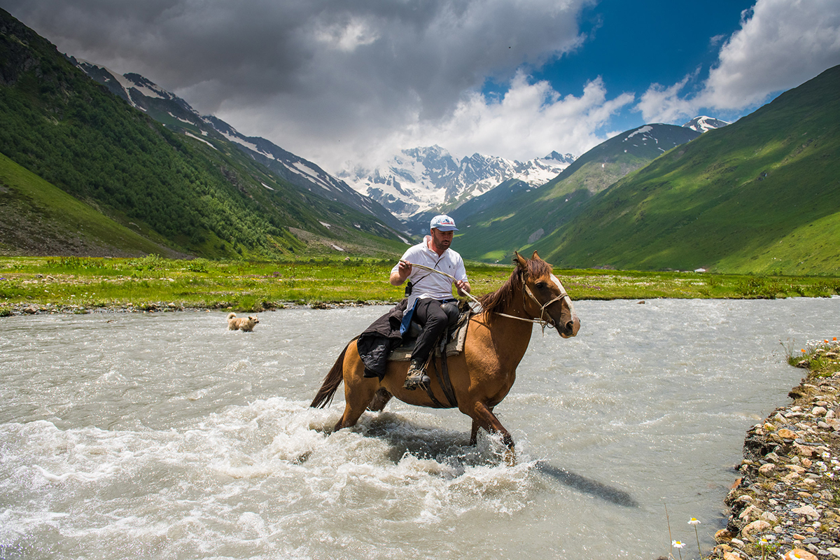 Les champs de fleurs et les sources d’eau minérale de Chefandzar ne peuvent être atteints qu’à cheval. Bien peu de touristes sont prêts à un tel périple, et les garde-frontières et les bergers sont presque les seuls à profiter de la vue. Les droits sur cette publication sont la stricte propriété du journal Rossiyskaya Gazeta.