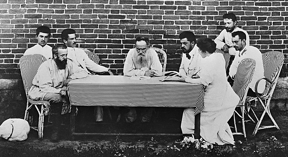 Leo Tolstoy, center, with peasant famine relief committee activists. Source: RIA Novosti