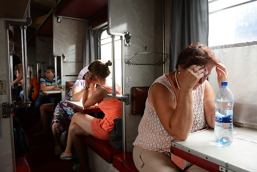 Potniki sedijo v vlaku, ki dnevno vozi iz Moskve preko ožine pri Kerču do Simferopola. Vožnja bo trajala skoraj dva dni (42 ur). Vir: Kiril Kalinikov/RIA Novosti