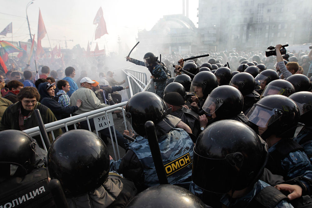 Policía antidisturbios dispersa manifestantes en Moscú. Mayo del 2012.