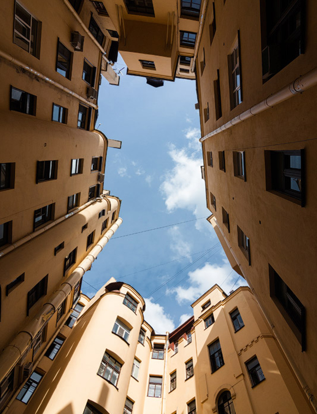 “Era una notte meravigliosa, una di quelle notti che forse esistono soltanto quando si è giovani, mio caro lettore. Il cielo era così stellato, così luminoso che, guardandolo, ci si chiedeva istintivamente: è mail possibile che sotto un simile cielo vivano uomini collerici e capricciosi?” // Le notti bianche, 1848