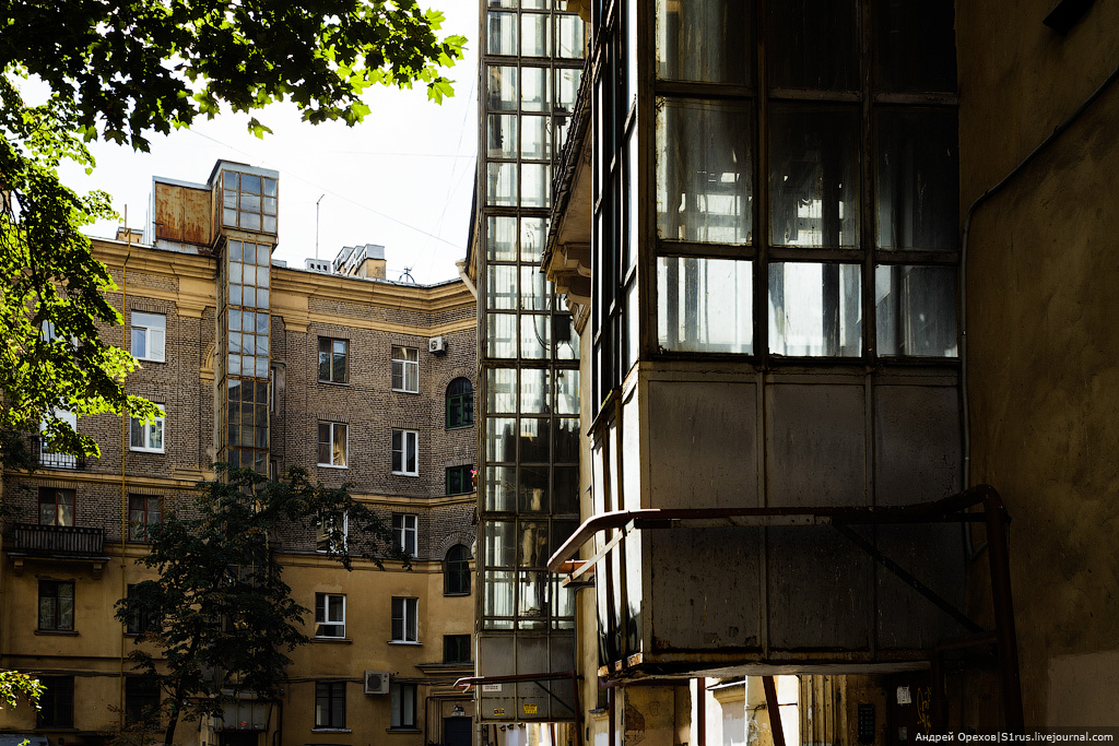 “Fuori faceva un caldo da morire. In più c'era una gran calca; dappertutto impalcature, mattoni, calcina, polvere, e quel particolare tanfo estivo, così familiare a ogni pietroburghese che non abbia i mezzi per affittare una casa in campagna. Tutto ciò, di colpo, diede sgradevolmente sui nervi al giovane, che già li aveva abbastanza tesi per conto suo” // Delitto e castigo, 1866