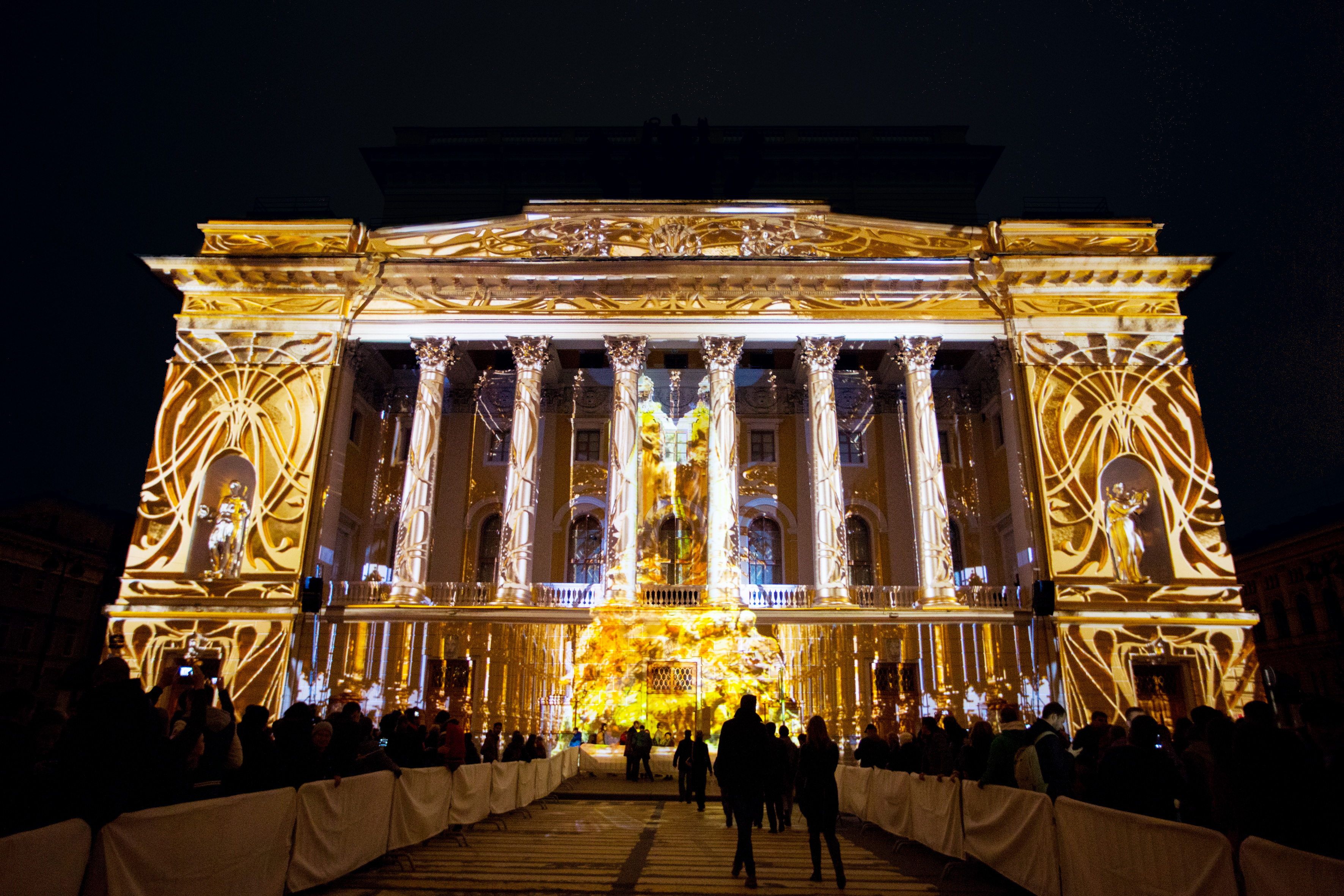  Age of Enlightenment: The Alexandrinsky Theater glows in the dark 