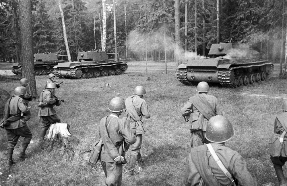 Soviet troops following heavy KV tanks. The Western Front. Foto: Samariy Gurariy/RIA Novosti 