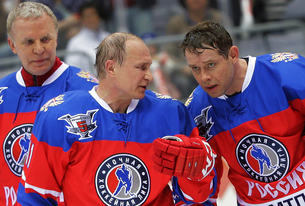 Wjatscheslaw Fetsisow (l.), Wladimir Putin, Pawel Bure (r.) in der Night Hockey League in Sotschi. Source: Aleksey Nikolskiy/RIA Novosti