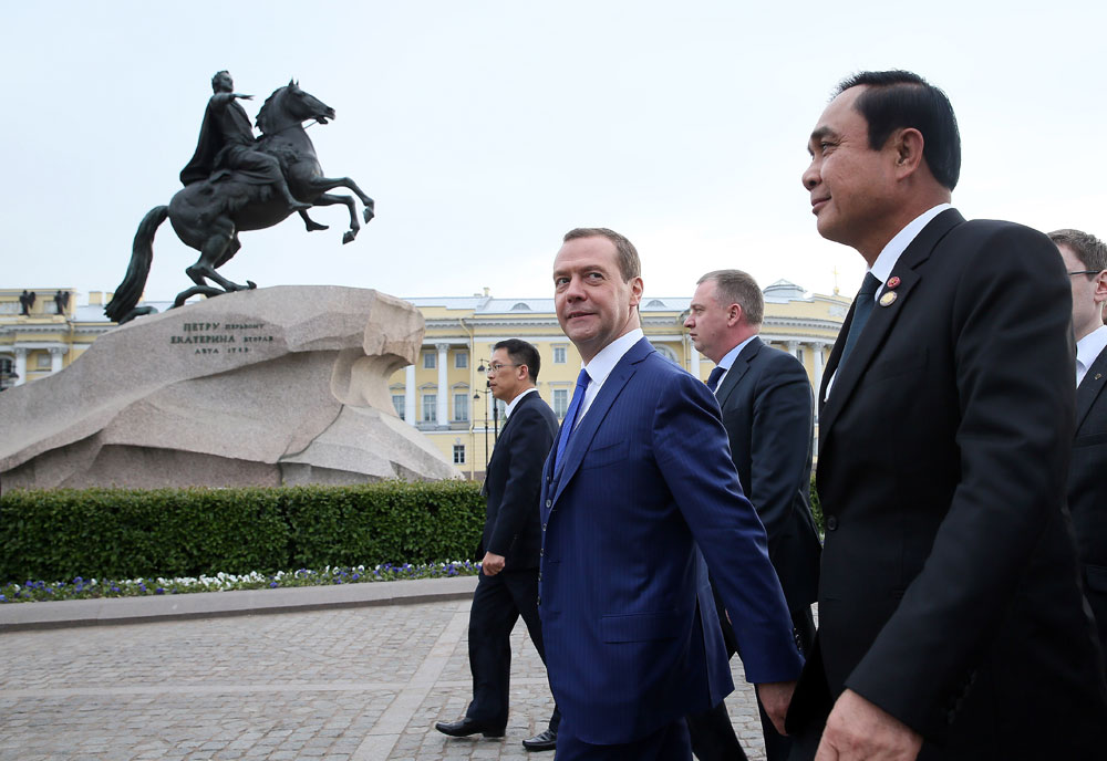 Russian Prime Minister Dmitry Medvedev with this Thai counterpart Prayuth Chan-o-cha. Source: RIA Novosty