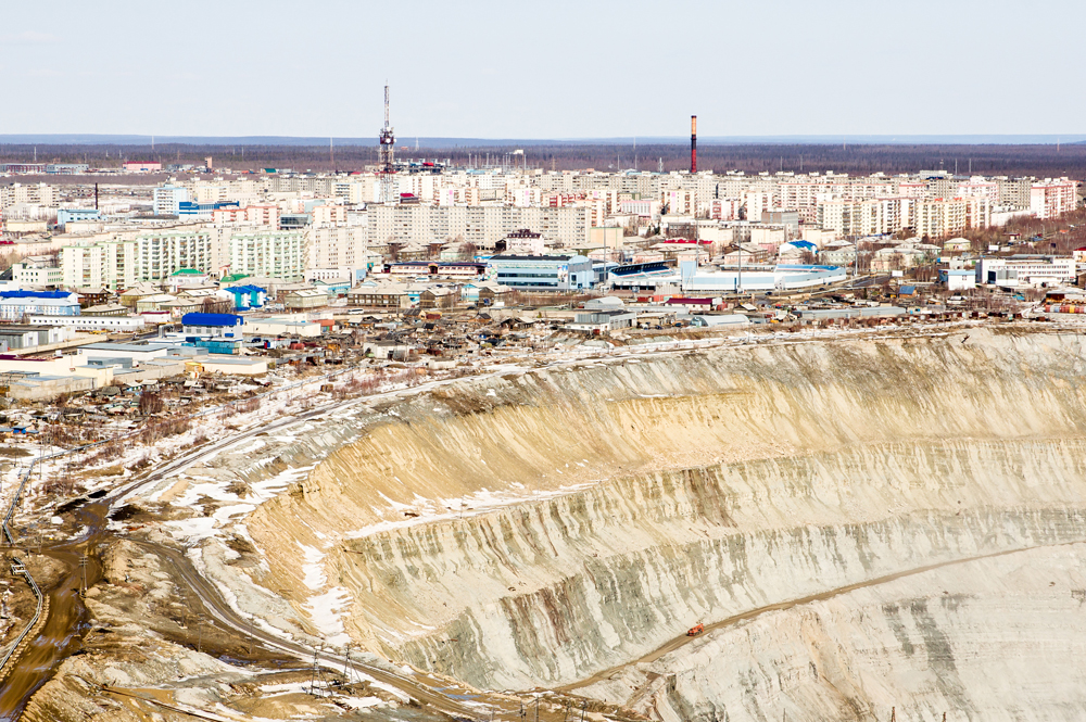 Mirny mine clearance