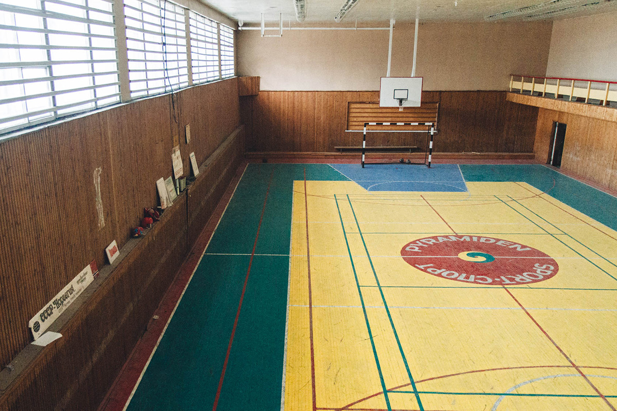 De nombreuses installations sont conservées : ici, vous trouverez une école et une salle de concert, qui gardent encore des meubles, des posters et des livres soviétiques.