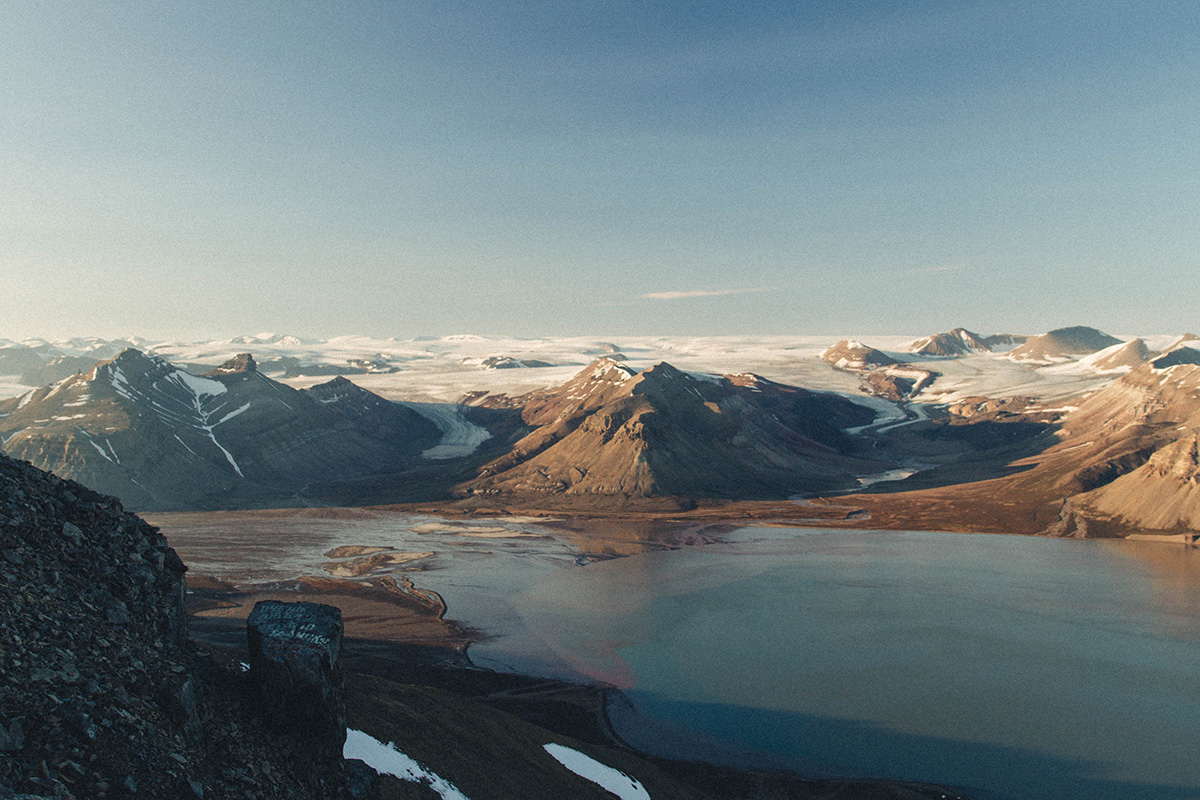 Par le passé, Pyramiden était la plus grande agglomération russe de Spitzberg. Elle est située face au glacier magnifique de Nordenskiöld.