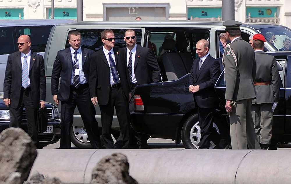 Le Premier ministre russe Vladimir Poutine (3e à droite) est arrivé à la cérémonie de dépôt de couronnes au mémorial des soldats soviétiques libérateurs à Vienne. Crédit : Maxim Shemetov / TASS
