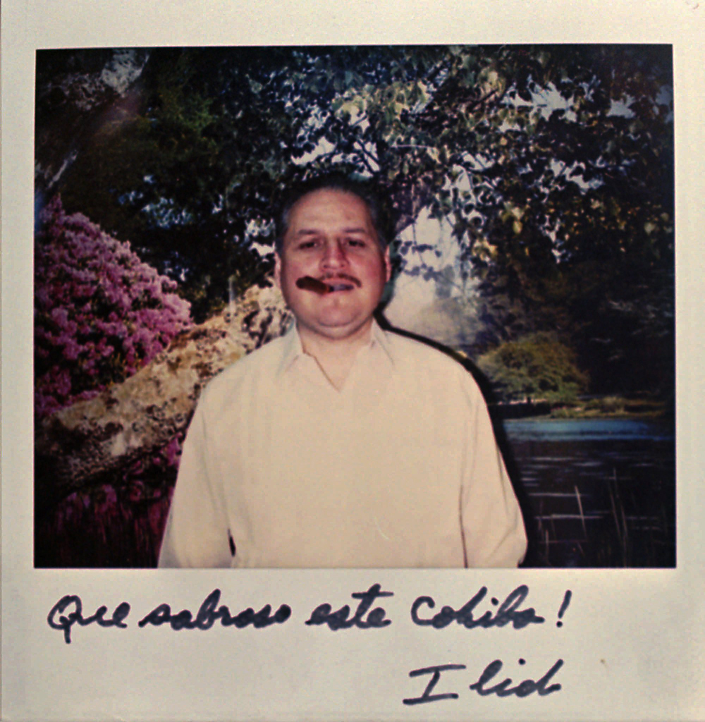 Foto Ilich Ramirez Sanchez pada Mei 1996, yang dikirim Ramirez dari penjara di Paris, Prancis, untuk keluarganya di Venezuela. Tulisan di bawah foto polaroid itu berbunyi, "Sungguh Cohiba yang lezat" dan ditandatangani Ilich. Sumber: AP