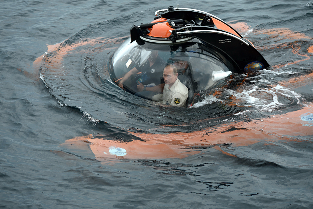Russian President Vladimir Putin submerges 83 meters under water on board a bathyscaphe near Sevastopol to see a sunken ancient vessel, August 2015./ Source: Aleksey Nikolskiy/RIA Novosti