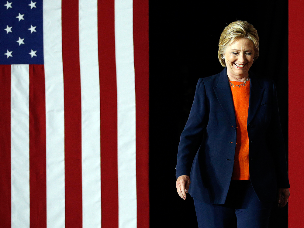 Hillary Clinton en el escenario tras conocerse su candidatura a la presidencia