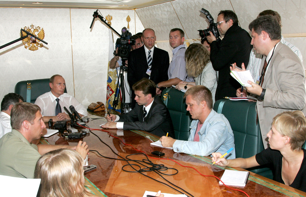 Vladimir Putin v predsedniškem letalu odgovarja na vprašanja novinarja. Vir: Vladimir Rodionov/TASS.