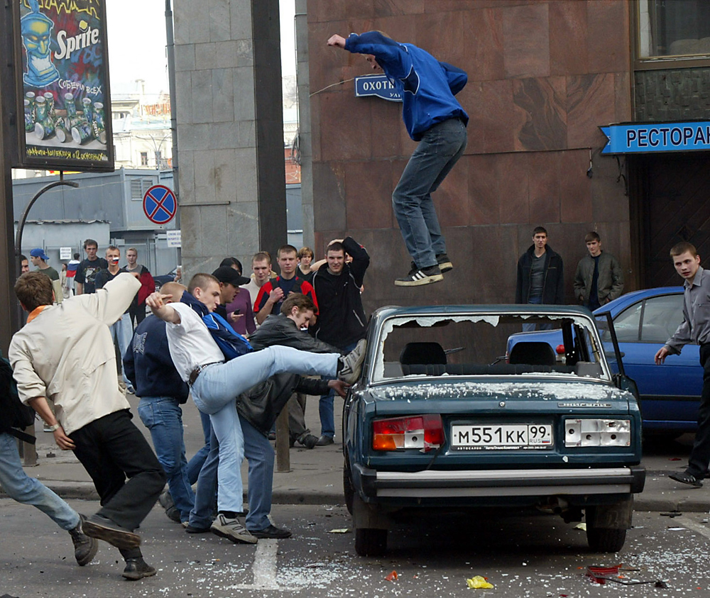 Fußballfans demolieren einen Schiguli am 9. Juni 2002 in Moskau. Foto: Reuters