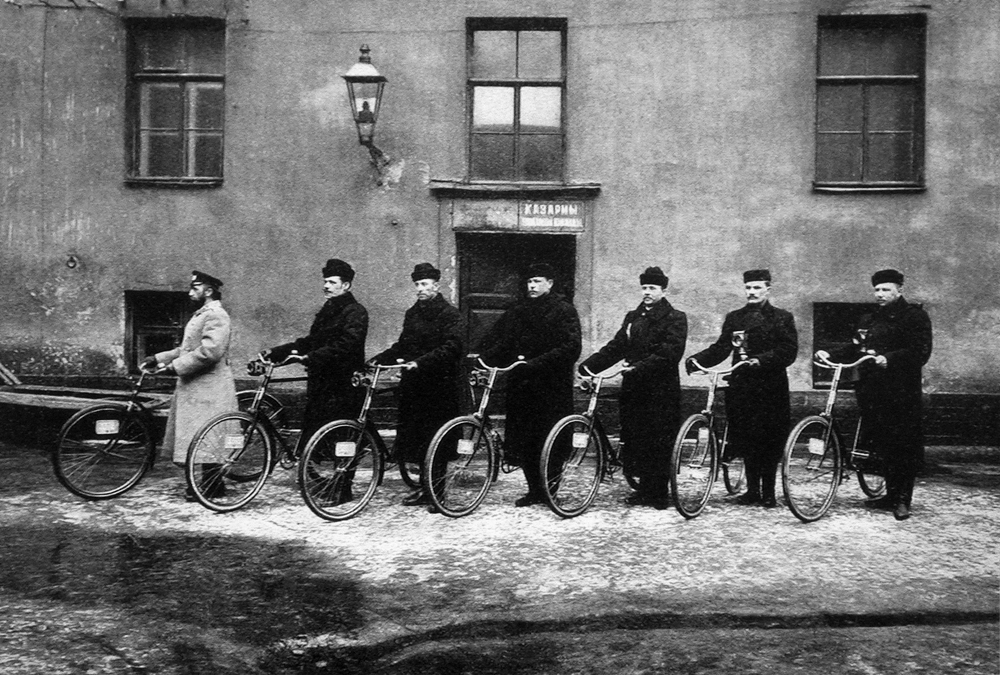 Auteur inconnu. Une brigade cyclistes de la police. 1901.