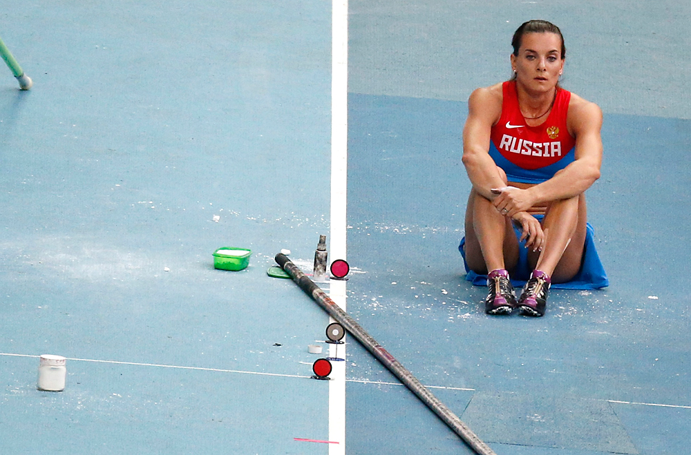 Yelena Isinbayeva of Russia waits for her turn at the women's pole vault qualifying round during the IAAF World Athletics Championships at the Luzhniki stadium in Moscow August 11, 2013. Foto: Reuters