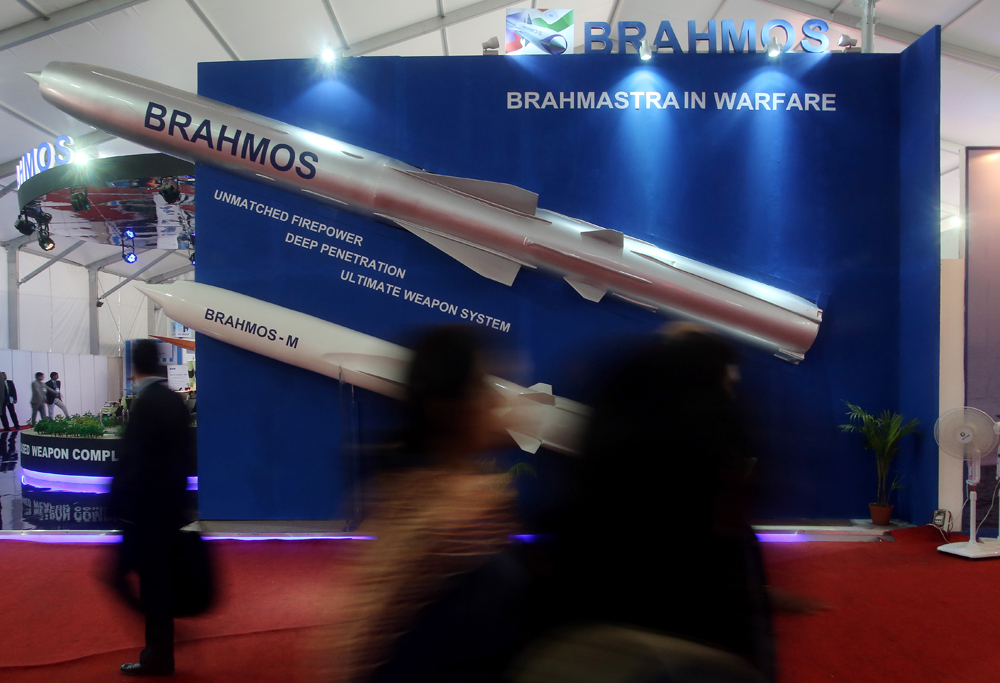 Model rudal BrahMos India yang dipamerkan selama Defexpo India 2014 di New Delhi. Sumber: EPA