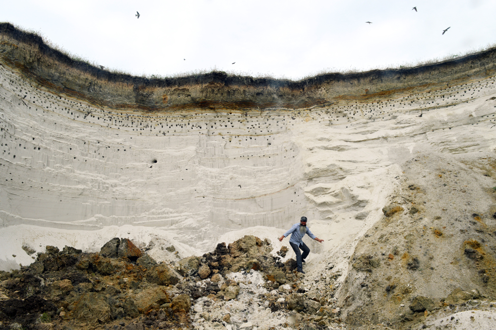 Andrew pergi untuk menambang pasir dari tambang terdekat. Sumber: Yekaterina Filippovich