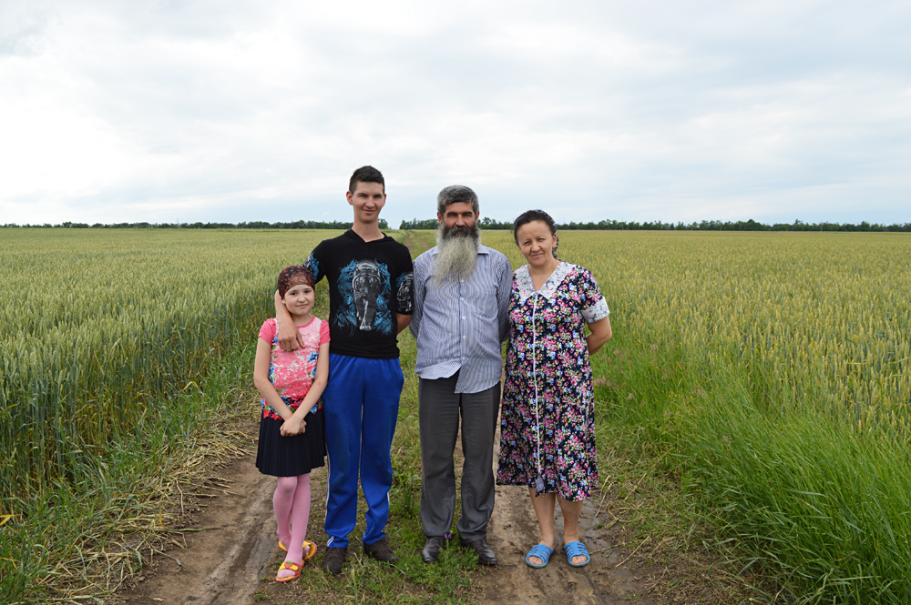 Keluarga Molokan Konovalov berdiri di ladang. Leluhur mereka pergi dari Turki ke Rusia pada pertengahan abad lalu. Sumber: Yekaterina Filippovich