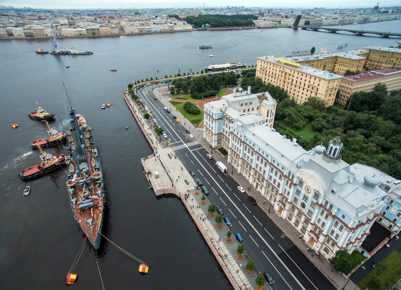 Llegada del Aurora a San Petersburgo.