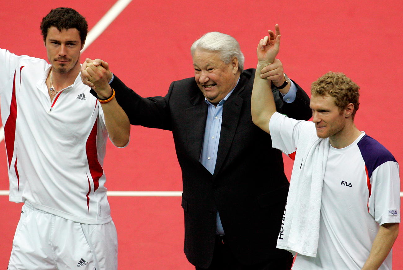 Former Russian President Boris Yeltsin (C) celebrates with Russia&#39s Marat Safin (L) and Dmitry Tursunov after their victory over Argentina&#39s David Nalbandian and Agustin Calleri at the Davis Cup final in Moscow, December 2, 2006.