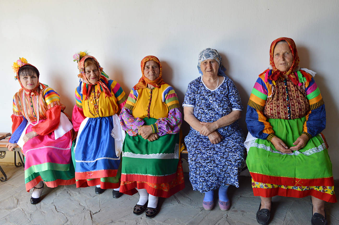 Казашки жени пеят песни през нощта. Снимка: Екатерина Филипович