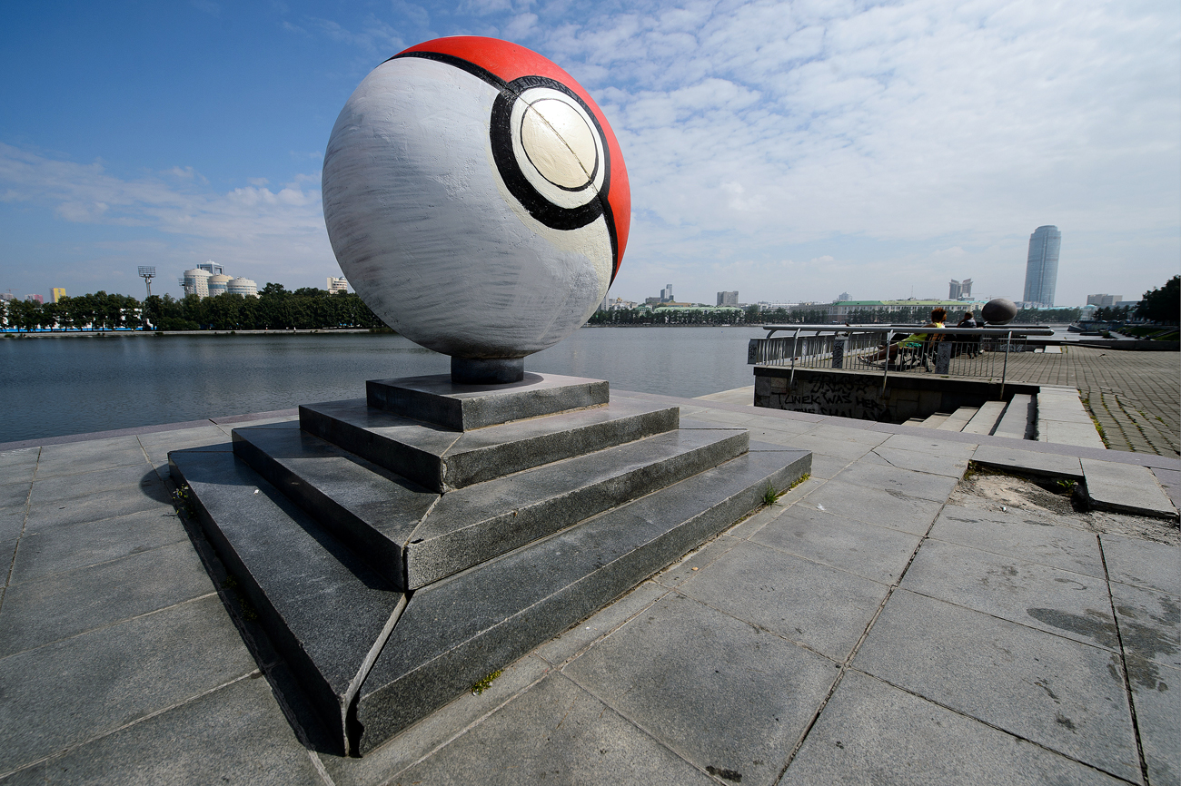 Unbekannte haben in Jekaterinburg eine Steinkugel wie einen Pokéball aus dem Spiel „Pokémon Go“ bemalt.  Foto: Donat Sorokin / Tass