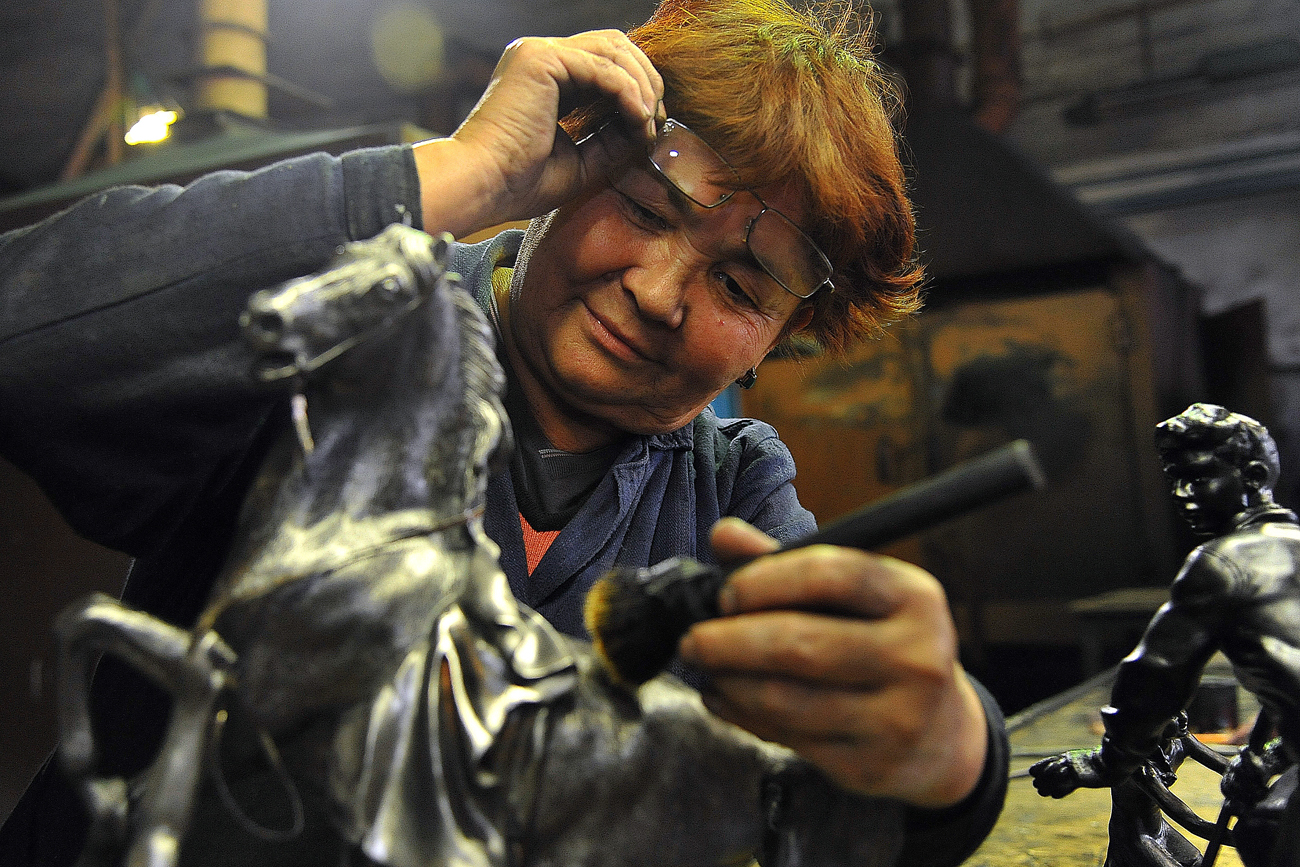 Employée de l’usine de Kasli peint une sculpture. Crédit : Aleksandr Kondratuk / RIA Novosti