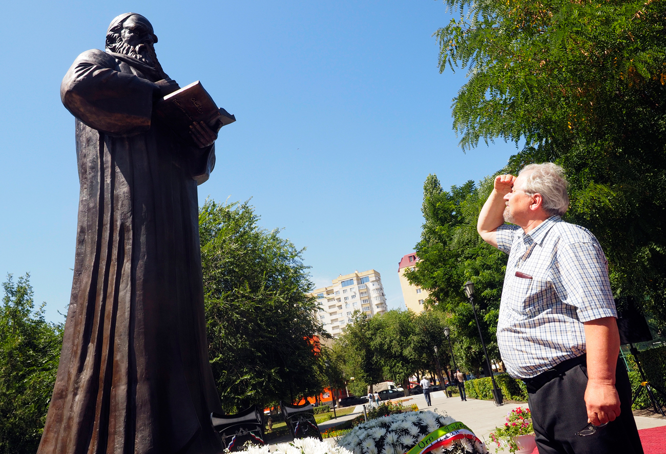 Russia’s first statue of Persian poet Omar Khayyam unveiled in ...