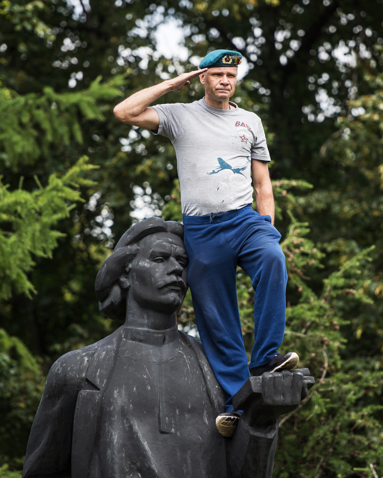 A former Russian soldier of the airborne forces salutes while standing on the monument dedicated to Russian writer Maxim Gorky, during the celebrations for Paratroopers' Day in Moscow. Source: AFP / East News