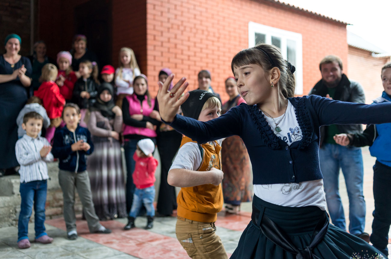 <p>The youngest guests dance with more fervor than all of them.</p>
        