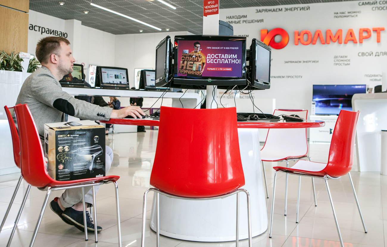 A customer in a showroom of the Russian web retailer Ulmart. The company sells computer hardware, digital, consumer electronics and other goods. Source: Sergei Konkov / TASS