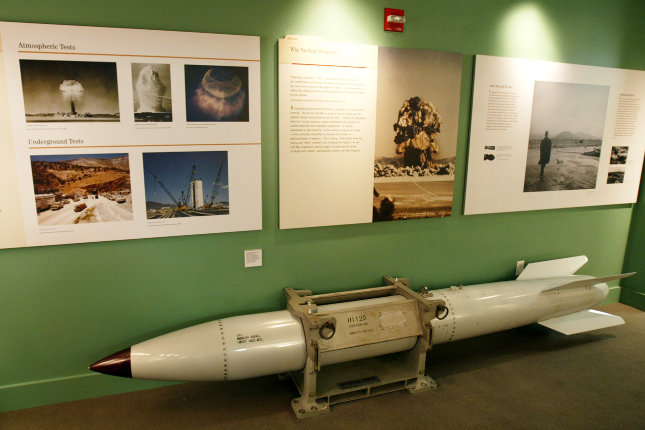 An empty B61 multipurpose thermonuclear tactical bomb is on display at the Atomic Testing Museum, Feb. 11, 2005, in Las Vegas. Foto: AP 