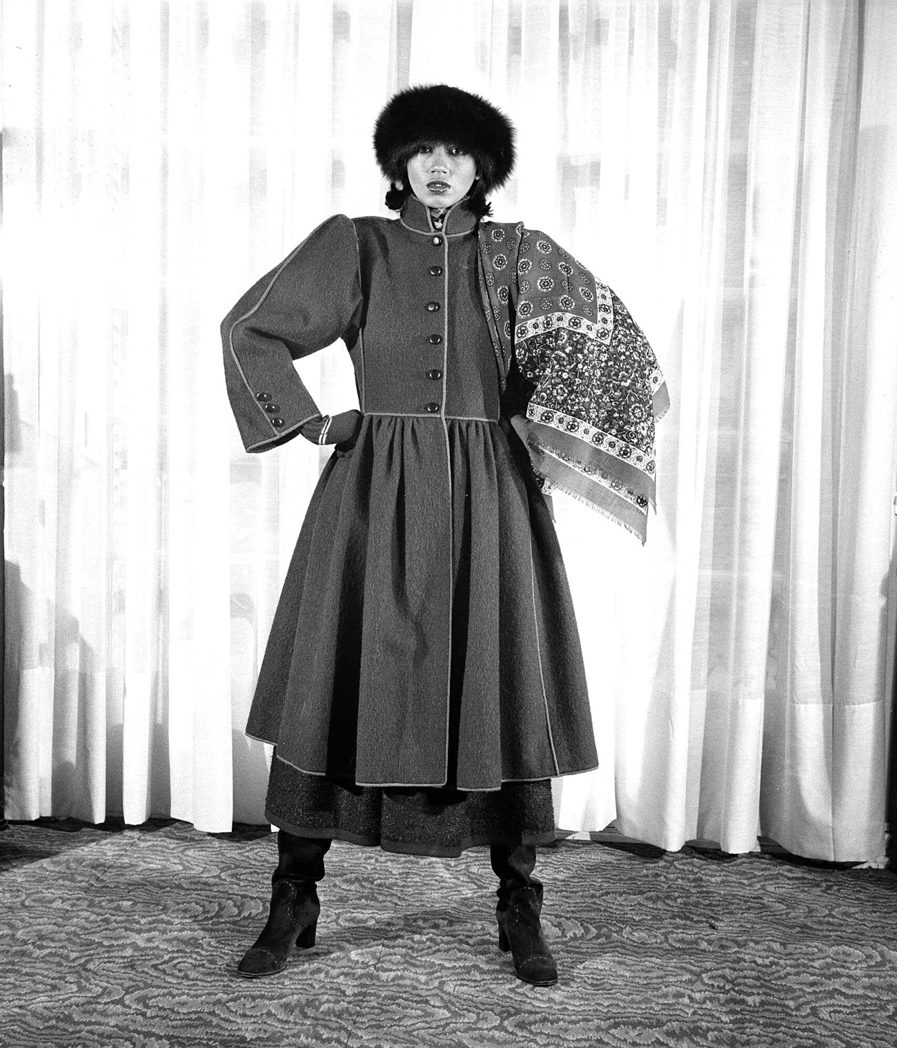Dieses Outfit war von der Kleidung der Kosaken inspiriert und Teil der Winterkollektion 1976/77 von Yves Saint-Laurent. Foto: AP