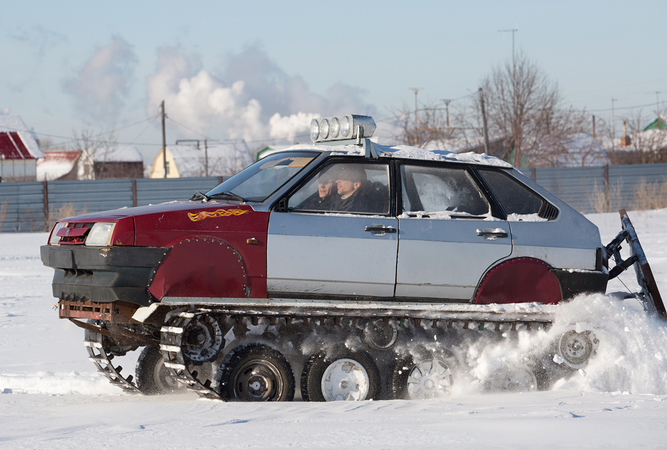 Un electricista mec&aacute;nico de Omsk monta un todoterreno sobre orugas basado en un autom&oacute;vil Lada.&nbsp;\n