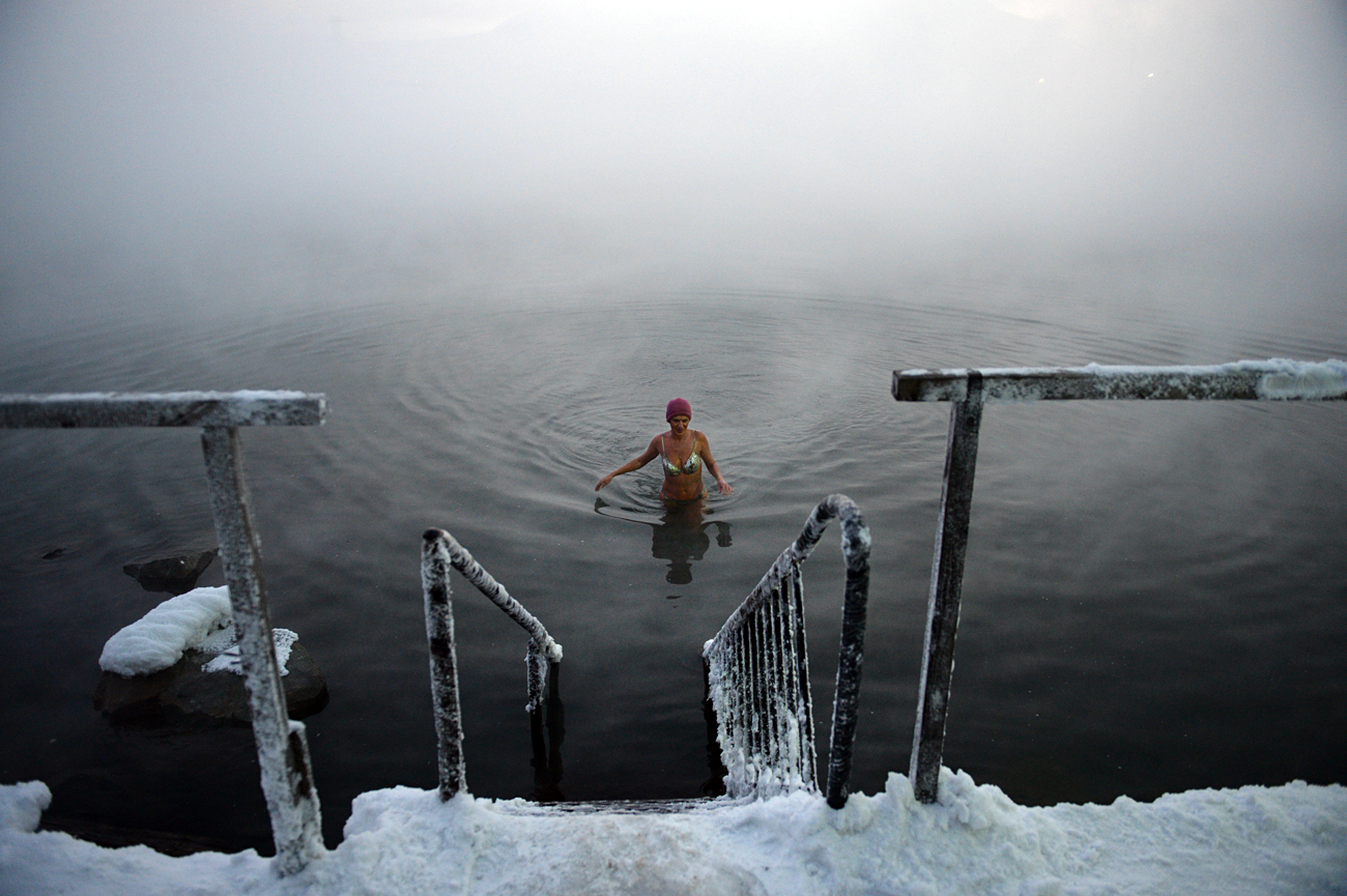 Članica plavalnega kluba v ledu Umka plava v jezeru Dolgoje v Norilsku. Vir: Aleksandr Krjažev / RIA Novosti