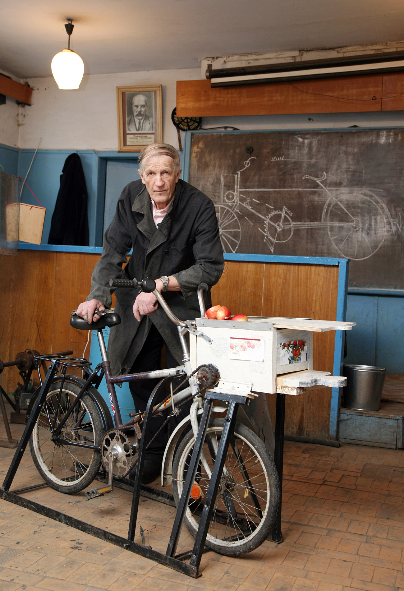 A teacher living in Borisoglebsk made a bicycle that can squeeze juice. Source: Alexander Ryumin/TASS