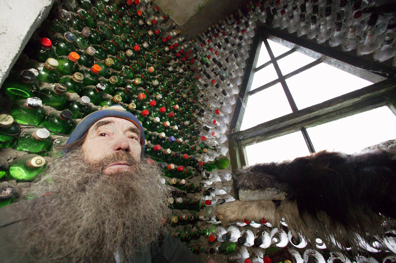 A retired Kaliningrad resident built a house from bottles. Source: Igor Zarembo/TASS