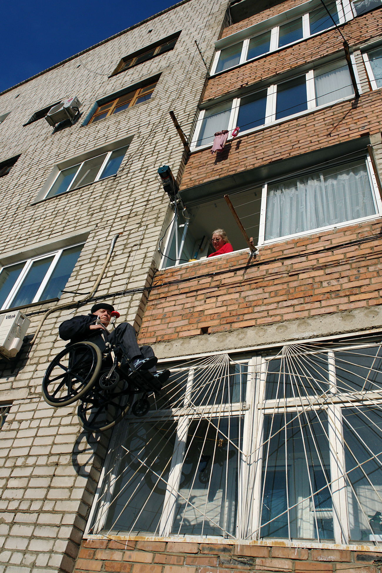 A disabled man living in Ussuriysk invented his own elevator. Source: Sergei Florentsev/TASS